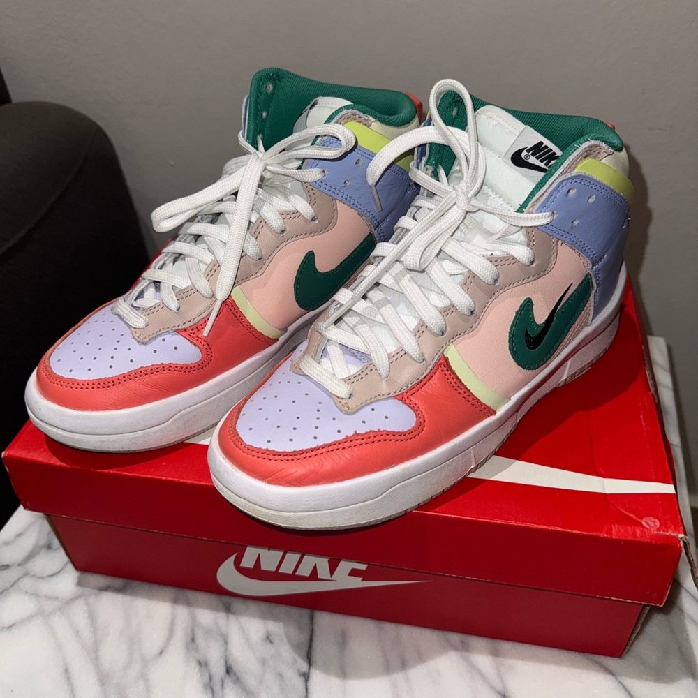 Women's Dunk High Rebel - Excellent Condition

Women Size 8